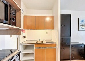 Fridge, microwave, oven, coffee/tea maker