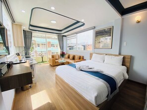 Desk, laptop workspace, iron/ironing board, free WiFi - Home Away Do Quang Dau (Ho Chi Minh City)