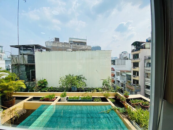 مكتب ومساحة عمل للكمبيوتر المحمول ومكواة/لوح كي وواي فاي مجانًا