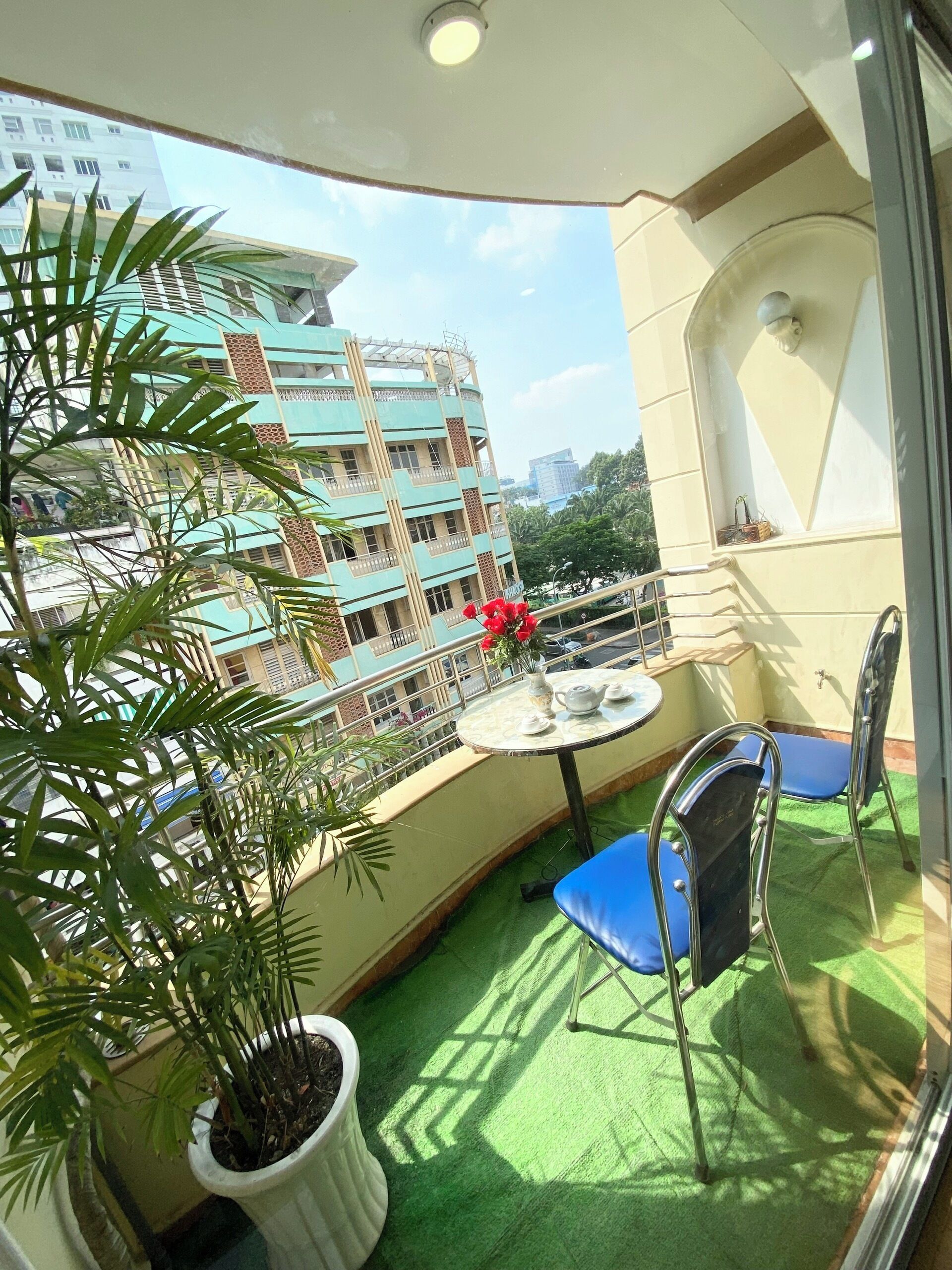 Escritorio y espacio para trabajar con laptop 