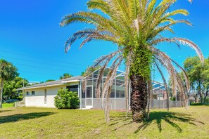 A single-story house with a large glass greenhouse attached to the back. - 9 Mi to Beach! Poolside Escape in Spring Hill (Spring Hill)