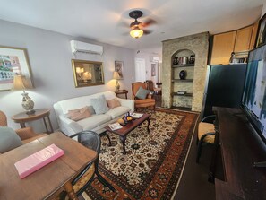 Smart TV - Wonderful one bed one bath apartment
location south of Calhoun Street (Charleston)