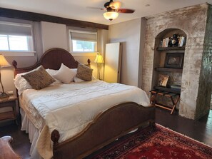 1 bedroom, iron/ironing board, WiFi, bed sheets - Wonderful one bed one bath apartment
location south of Calhoun Street (Charleston)