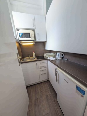 Fridge, microwave, stovetop, cookware/dishes/utensils