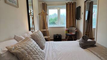 2 bedrooms, WiFi, bed sheets, wheelchair access