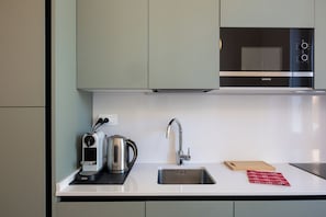 Een koelkast, een magnetron, een oven, een kookplaat