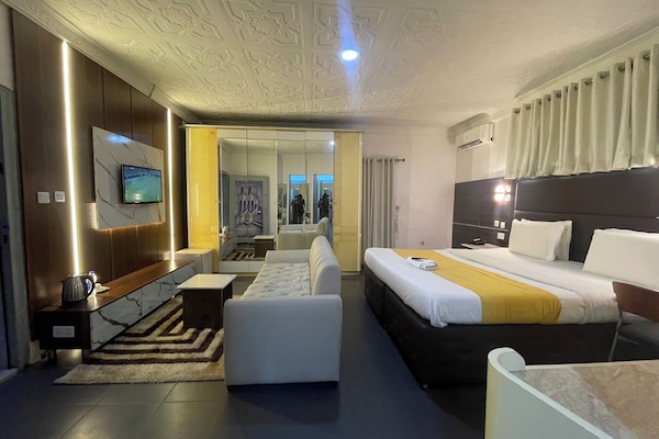 Premium bedding, Tempur-Pedic beds, individually furnished, desk