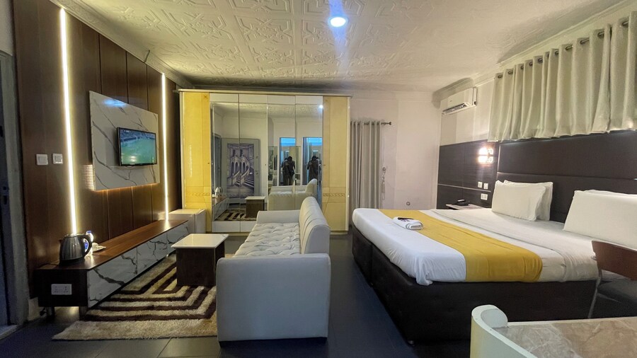 Flora Suites