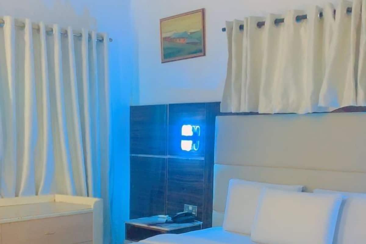 Premium bedding, Tempur-Pedic beds, individually furnished, desk