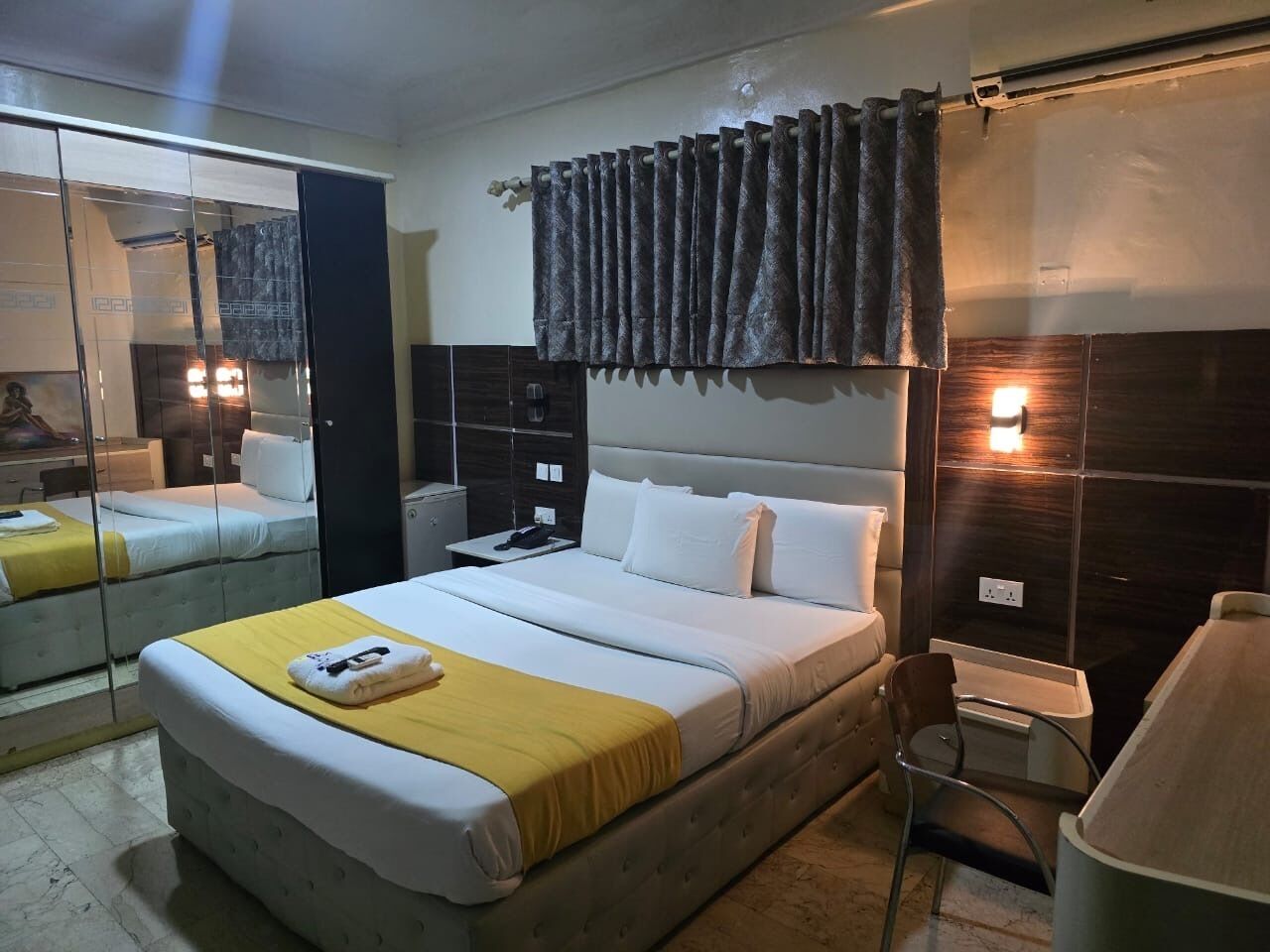 Habitación ejecutiva doble | Ropa de cama de alta calidad y colchones Tempur-Pedic