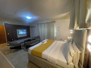 Premium bedding, Tempur-Pedic beds, individually furnished, desk - Flora Suites (Lagos)