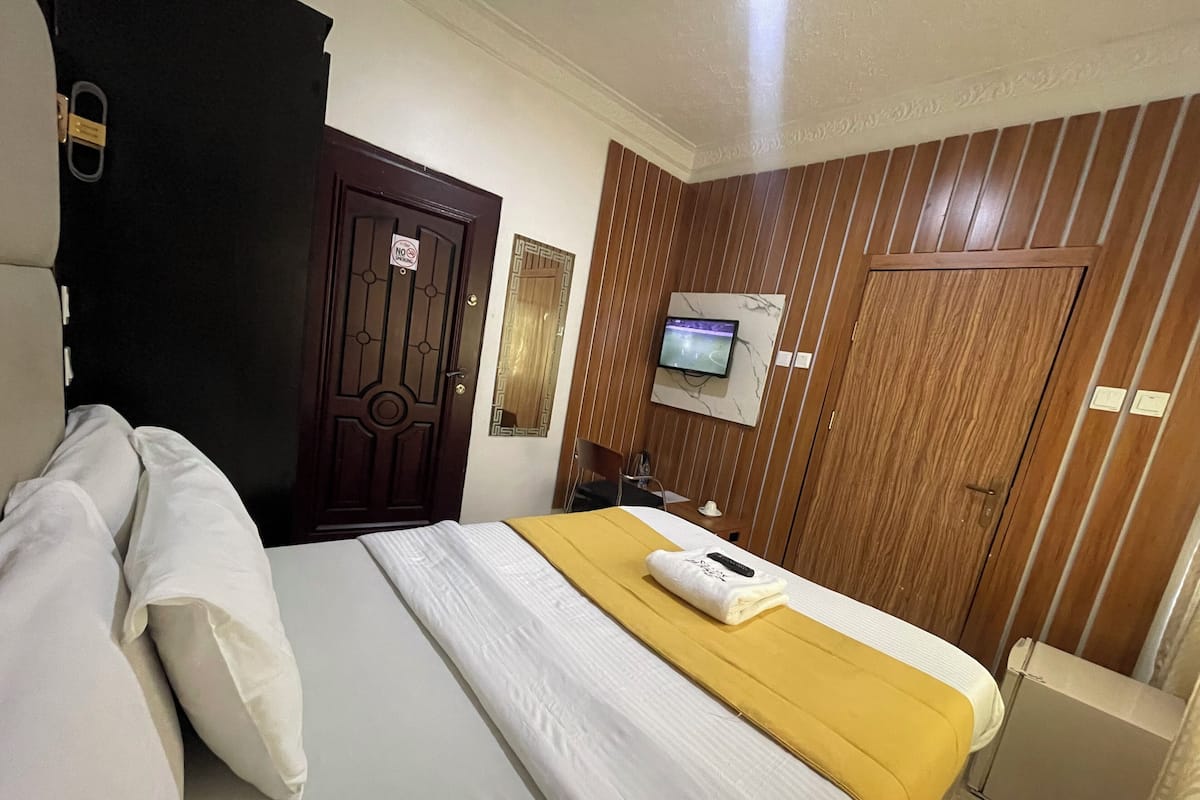 Premium bedding, Tempur-Pedic beds, individually furnished, desk