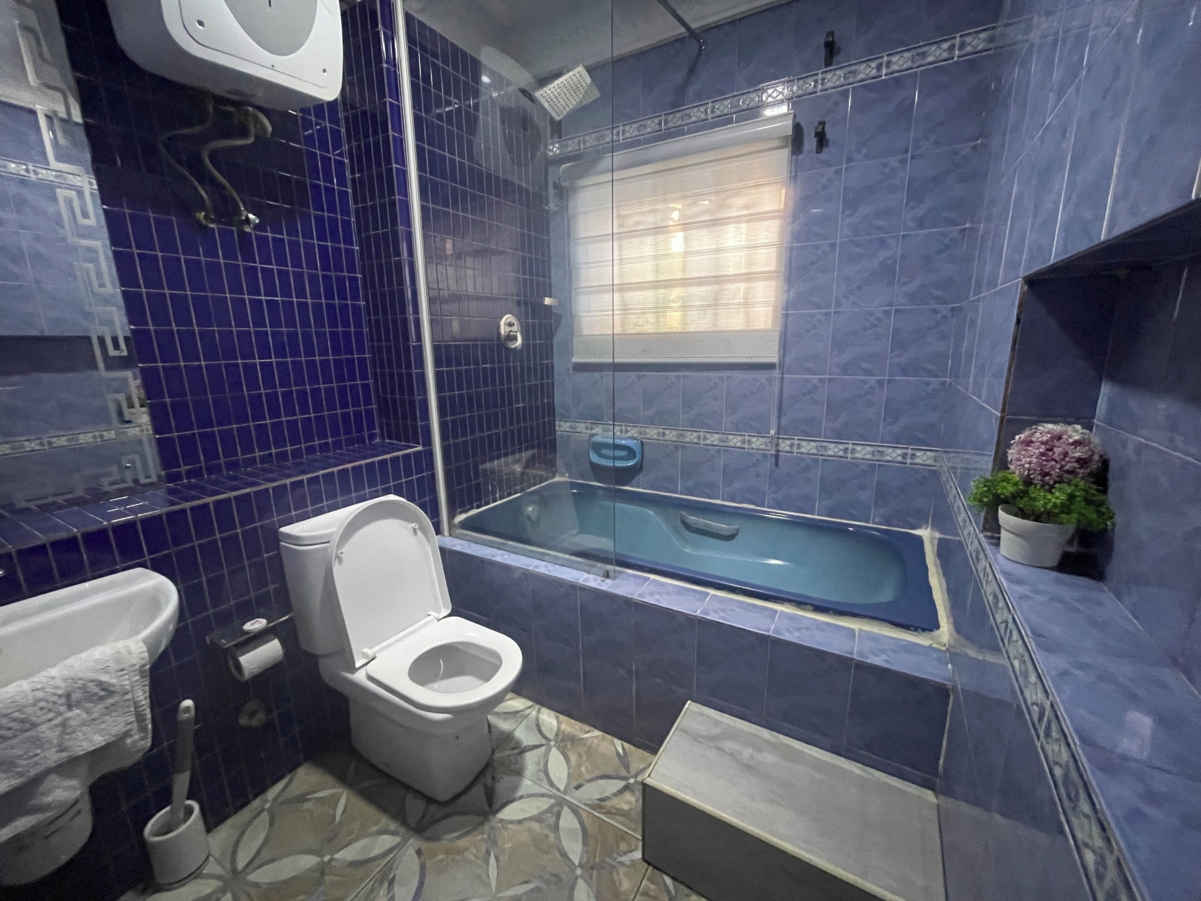 Une salle de bain avec une baignoire, des toilettes et un lavabo.