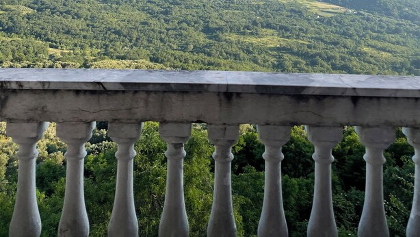 Un balcón con vistas a un paisaje montañoso.