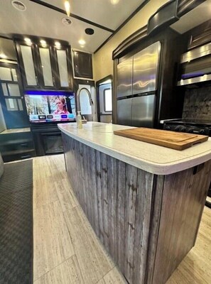 Fridge, microwave, oven, stovetop - Perfect little place! (Scottsdale)