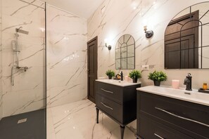 Dusche, Haartrockner, Handtücher, Seife