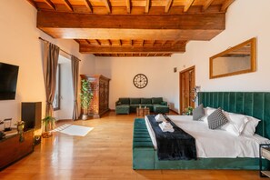 5 slaapkamers, een bureau, een strijkplank/strijkijzer, reisbedje