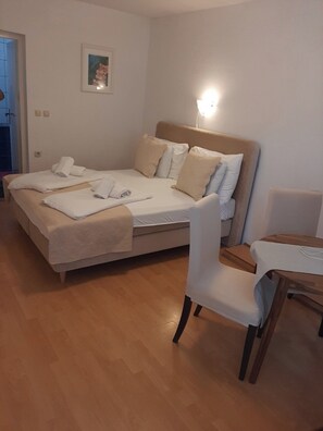 Tabla de planchar con plancha, wifi y ropa de cama