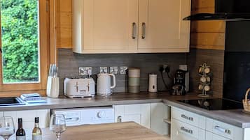 Cabin | Private kitchen | Fridge, microwave, oven, stovetop