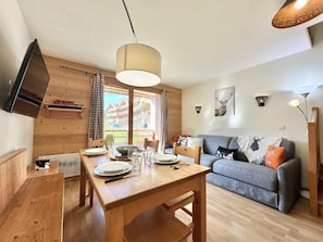 TV - 200m from shops, 4th floor, swimming pool, balcony, ski locker, 60m², Vars (Vars)