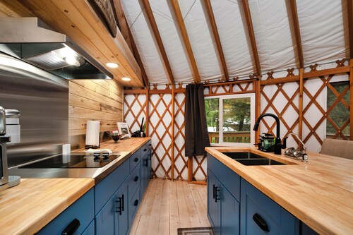 Cozy and POSH-est Yurt in gorgeous Boise National Forest