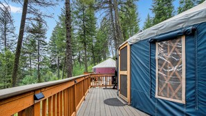 Une terrasse en bois avec vue sur une forêt.
