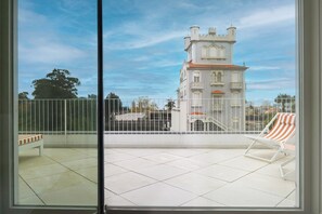 Apartamento familiar, balcón, vistas a la piscina | Balcón