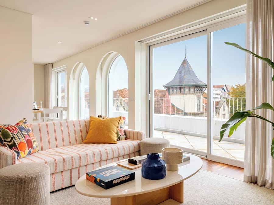 Apartamento superior, sacada, vista para a cidade | Área de estar | TV de tela plana 43 polegadas com canais a cabo