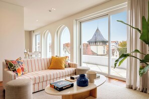 Superior Apartment, Balcony, City View | Ruang tamu | 43 inci televisyen skrin rata dengan kabel 