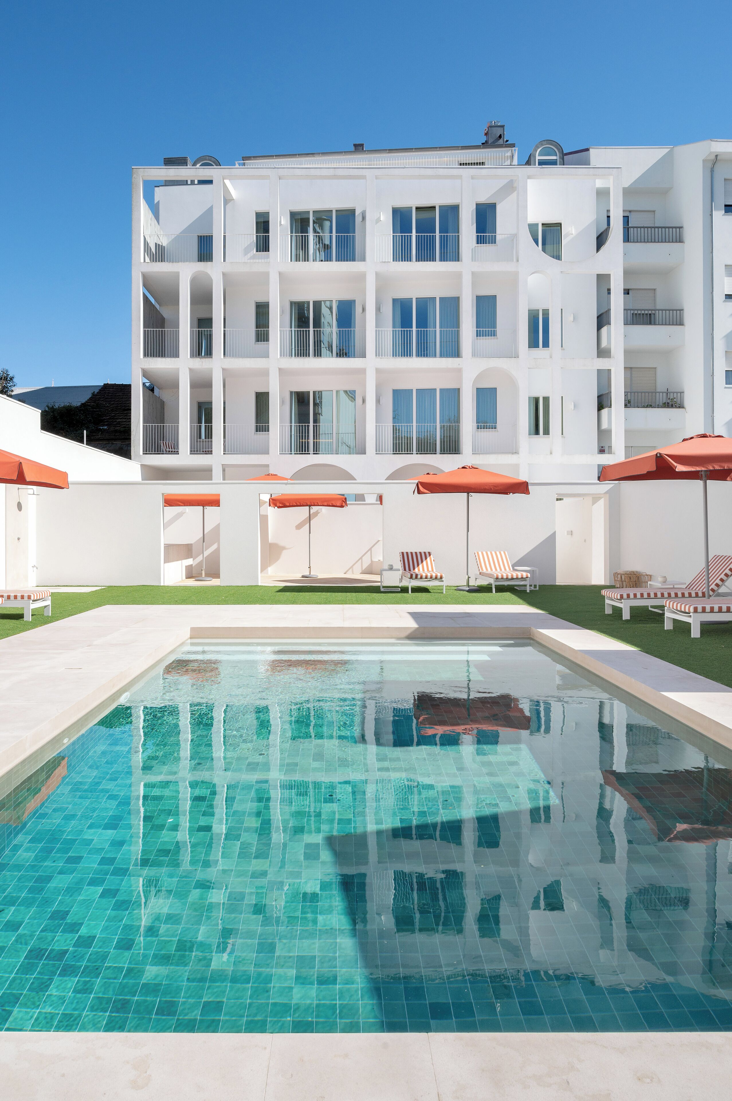 Piscine extérieure, parasols de plage, chaises longues