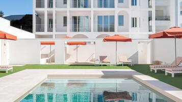Piscine extérieure, parasols de plage, chaises longues