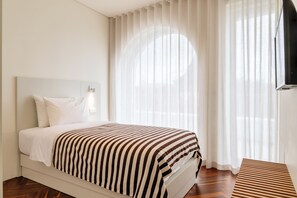 Departamento superior, balcón, vista a la ciudad | Ropa de cama de alta calidad y decoración personalizada