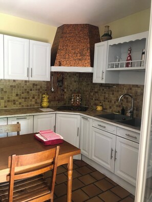 Private kitchen - Vacation home. Spacious and pleasant for family vacations. Conveniently located. (Le Porge)