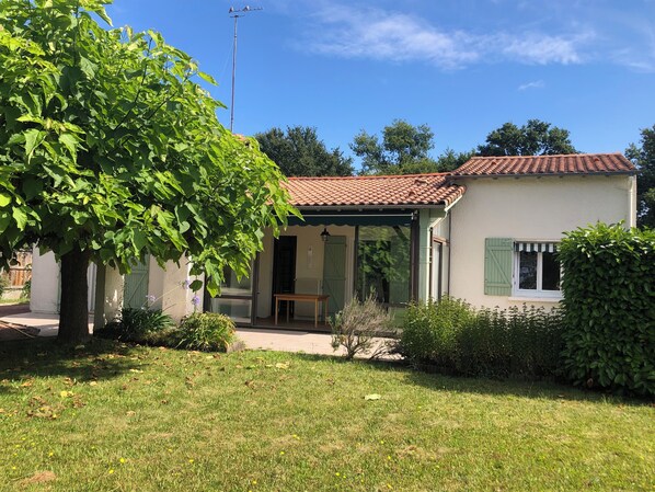 Exterior - Vacation home. Spacious and pleasant for family vacations. Conveniently located. (Le Porge)