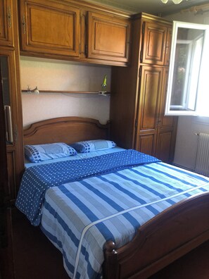 3 bedrooms, iron/ironing board, bed sheets - Vacation home. Spacious and pleasant for family vacations. Conveniently located. (Le Porge)