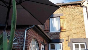 Outdoor dining - Le Scailleteux, Petite Maison de Mineur Climatisée (Fumay)