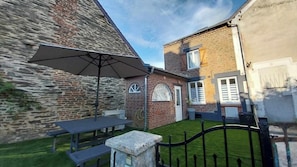 Outdoor dining - Le Scailleteux, Petite Maison de Mineur Climatisée (Fumay)