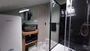 Shower, hair dryer, towels, soap - Le Scailleteux, Petite Maison de Mineur Climatisée (Fumay)