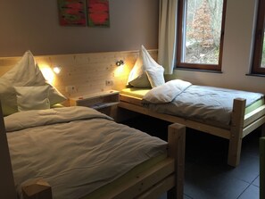 Kamar Twin, pemandangan kebun | 1 kamar tidur, meja kerja, dan Wi-Fi gratis