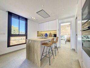 Geladeira, micro-ondas, fogão, lava-louças