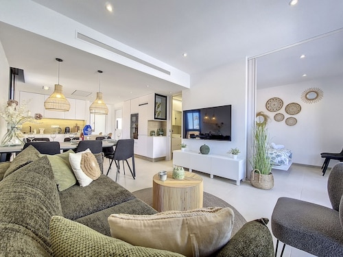 Penthouse apartment with pool, parking and Wi-Fi