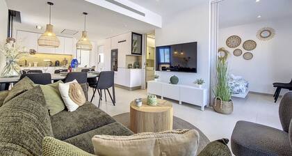 Penthouse apartment with pool, parking and Wi-Fi