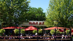Outdoor dining - Water view - Perfect location - Modern cottage in Niagara region  (Niagara-on-the-Lake)