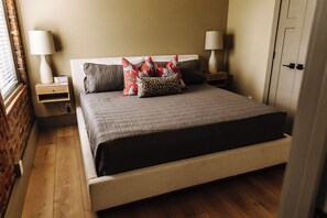 2 bedrooms, iron/ironing board, WiFi, bed sheets - THE SEEKA SUITE
NEWLY RENOVATED! COZY & MODERN APARTMENT RIGHT ON COURT SQUARE!
 (Bardstown)