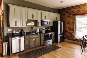 Frigorífico, microondas, horno y placa de cocina