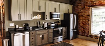 THE SEEKA SUITE
NEWLY RENOVATED! COZY & MODERN APARTMENT RIGHT ON COURT SQUARE!
