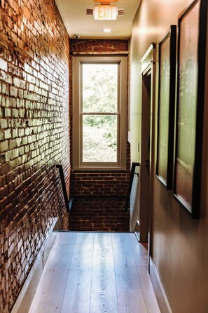Interior - THE SEEKA SUITE
NEWLY RENOVATED! COZY & MODERN APARTMENT RIGHT ON COURT SQUARE!
 (Bardstown)