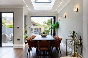 5 bedrooms - The Roehampton Place - Elegant 5bdr House With Garden Parking (London)