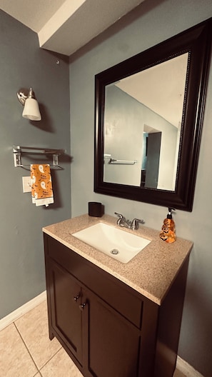 Haartrockner, Handtücher, Seife, Shampoo