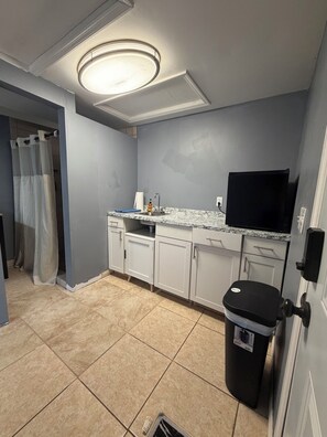 Fridge, microwave, oven, dishwasher - COZY STUDIO FOR COUPLES (Port Richey)